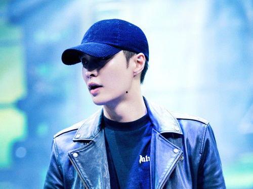 张艺兴娱乐吃瓜